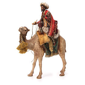 Król Mag ciemna karnacja trzymający róg na wielbłądzie 18cm Tripi