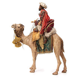 Król Mag ciemna karnacja trzymający róg na wielbłądzie 18cm Tripi