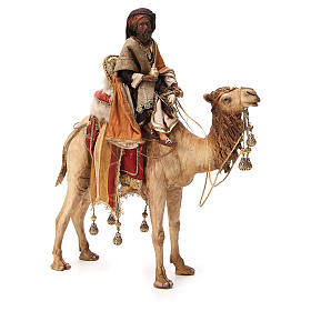 Krippenfiguren von Angela Tripi: Figur dunkler heiliger König mit Vase auf Kamel 18 cm Tripi