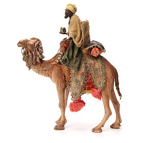 Krippenfiguren von Angela Tripi: Figur dunkler heiliger König mit Kästchen auf Kamel 18 cm Tripi