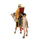 Król Mag ciemna karnacja trzymający podarunek na wielbłądzie 18cm Tripi s8