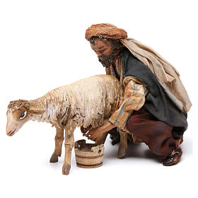 Crèche Noel Angela Tripi: Berger qui trait un mouton 13 cm Angela Tripi Crèche Noel Angela Tripi: Berger qui trait un mouton 13 cm Angela Tripi