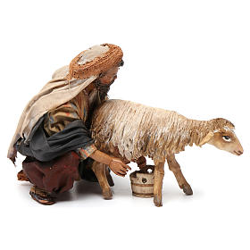 Crèche Noel Angela Tripi: Berger qui trait un mouton 13 cm Angela Tripi Crèche Noel Angela Tripi: Berger qui trait un mouton 13 cm Angela Tripi