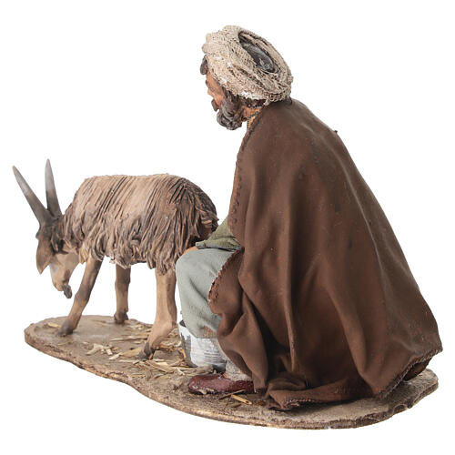 Berger qui trait un mouton 13 cm Angela Tripi 4