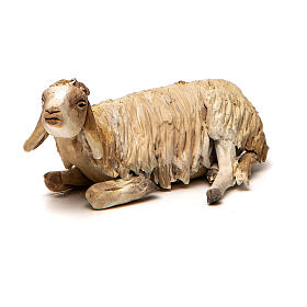 Kauerndes Schaf, für 18 cm Krippe von Angela Tripi, Terrakotta