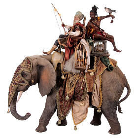 Heiliger König mit Diener auf Elefanten reitend, für 30 cm Krippe von Angela Tripi, Terrakotta