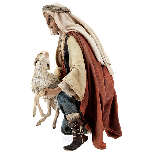 Pastor de joelhos com ovelha Angela Tripi para Presépio com figuras de altura média 30 cm 3