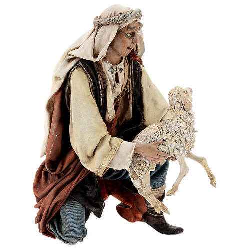 Pastor de joelhos com ovelha Angela Tripi para Presépio com figuras de altura média 30 cm 5