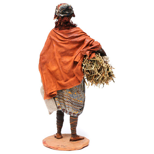 Frau mit Stroh und Säcken, für 30 cm Krippe von Angela Tripi, Terrakotta 5