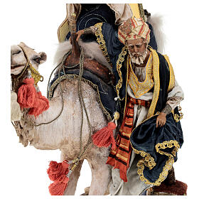 Heiliger König von einem Kamel herabsteigend, für 30 cm Krippe von Angela Tripi, Terrakotta