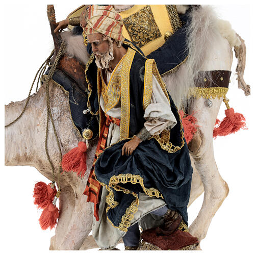 Heiliger König von einem Kamel herabsteigend, für 30 cm Krippe von Angela Tripi, Terrakotta 4