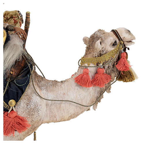 Heiliger König von einem Kamel herabsteigend, für 30 cm Krippe von Angela Tripi, Terrakotta 10