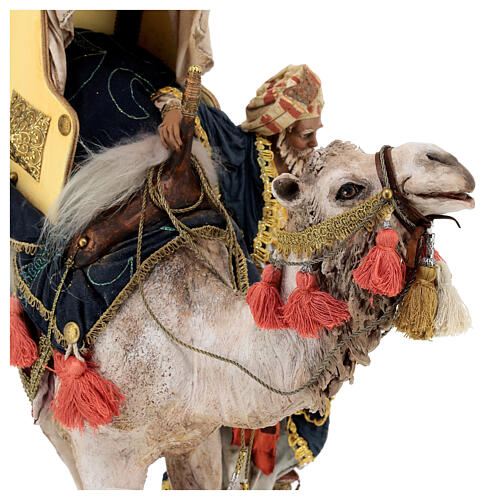 Heiliger König von einem Kamel herabsteigend, für 30 cm Krippe von Angela Tripi, Terrakotta 12