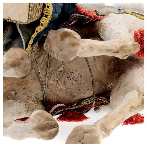 Heiliger König von einem Kamel herabsteigend, für 30 cm Krippe von Angela Tripi, Terrakotta 17