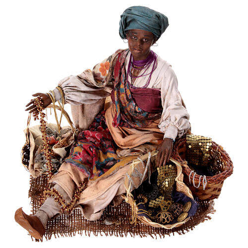 Mujer negra vendiendo joyas 30 cm Angela Tripi 5