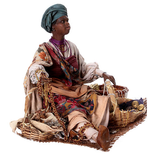 Mujer negra vendiendo joyas 30 cm Angela Tripi 6
