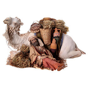 Camello arrodillado con hombre durmiendo 18 cm Angela Tripi