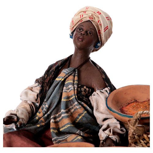 Ciemnoskóra kobieta siedząca z torbami 18 cm Angela Tripi 2