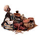Ciemnoskóra kobieta siedząca z torbami 18 cm Angela Tripi s3