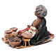 Mulher negra com sacos sentada 18 cm Angela Tripi s4