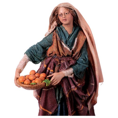 Stehende Frau mit Orangenkorb, für 18 cm Krippe von Angela Tripi, Terrakotta 2