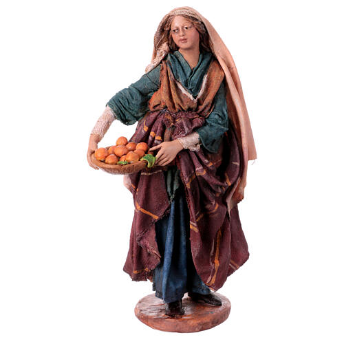 Mujer de pie con cesto de naranjas 18 cm Angela Tripi 1