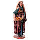 Mujer de pie con cesto de naranjas 18 cm Angela Tripi s4
