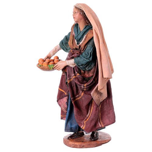 Donna in piedi con cesto di arance 18 cm Angela Tripi 3