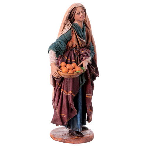 Mulher em pé com cesta de laranjas 18 cm Angela Tripi 4