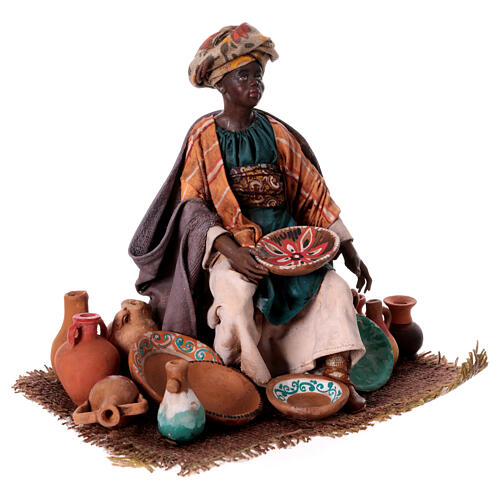 Ciemnoskóra kobieta siedząca z ceramiką 18 cm Angela Tripi 3