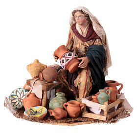 Donna seduta con ceramica 13 cm Angela Tripi