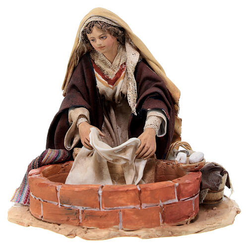 Mulher lavando roupas 13 cm terracota Angela Tripi 4
