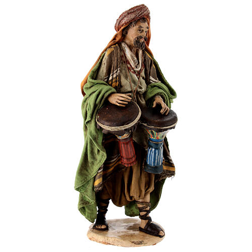 Trommelverkäufer, für 13 cm Krippe von Angela Tripi, Terrakotta 3