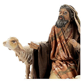 Kniender Hirte mit Schaf, für 13 cm Krippe von Angela Tripi, Terrakotta
