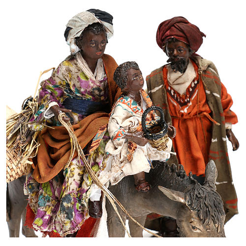 Mujer con niño sobre mula y pastor belén Angela Tripi 2