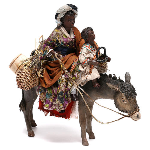 Mujer con niño sobre mula y pastor belén Angela Tripi 3