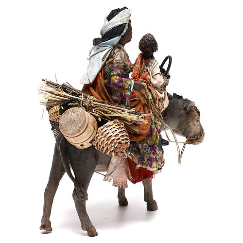 Mujer con niño sobre mula y pastor belén Angela Tripi 6