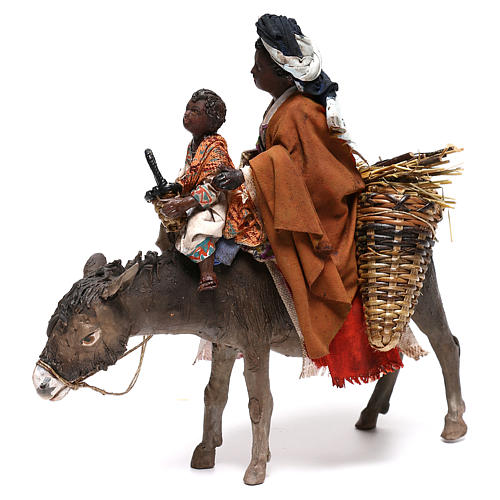 Femme avec enfant et berger qui tire l'âne 13 cm crèche Angela Tripi 5