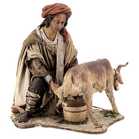 Hirte beim Melken einer Ziege, für 30 cm Krippe von Angela Tripi, Terrakotta