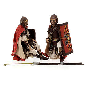Römische Soldaten beim Würfelspielen, für 18 cm Krippe von Angela Tripi, Terrakotta