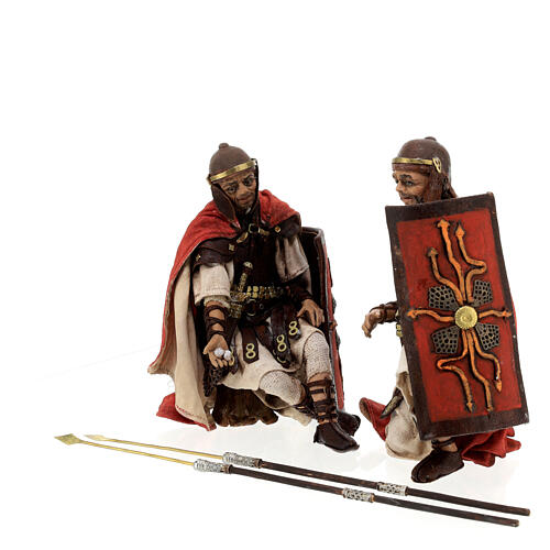Römische Soldaten beim Würfelspielen, für 18 cm Krippe von Angela Tripi, Terrakotta 3