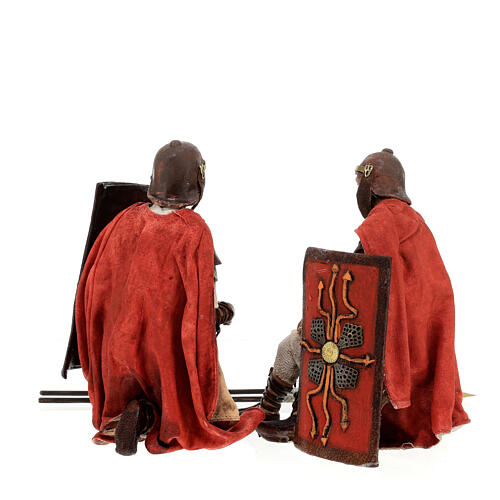 Römische Soldaten beim Würfelspielen, für 18 cm Krippe von Angela Tripi, Terrakotta 10