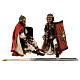 Römische Soldaten beim Würfelspielen, für 18 cm Krippe von Angela Tripi, Terrakotta s1