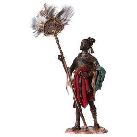 Krippenfiguren von Angela Tripi: Diener mit einem Fächer aus Federn für 13 cm Krippe von Angela Tripi