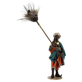 Krippenfiguren von Angela Tripi: Diener mit einem Fächer aus Federn für 13 cm Krippe von Angela Tripi