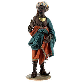 Krippenfiguren von Angela Tripi: Diener mit einem Fächer aus Federn für 13 cm Krippe von Angela Tripi