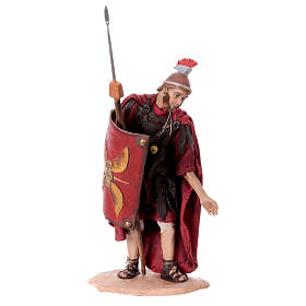 Römischer Soldat in gebeugter Haltung, für 18 cm Krippe von Angela Tripi, Terrakotta
