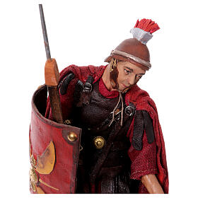 Römischer Soldat in gebeugter Haltung, für 18 cm Krippe von Angela Tripi, Terrakotta