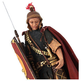 Römischer Soldat in gebeugter Haltung, für 18 cm Krippe von Angela Tripi, Terrakotta