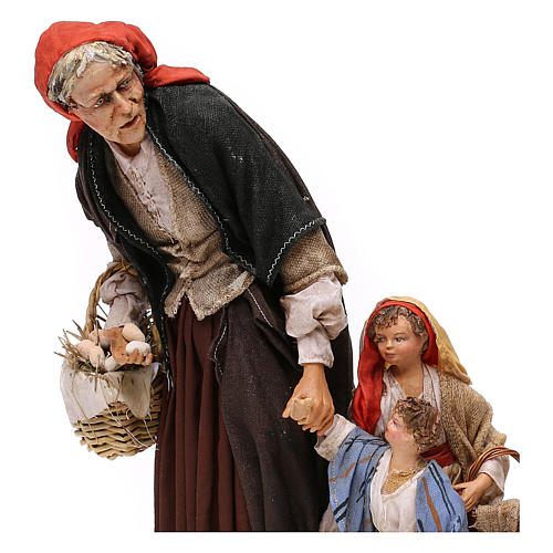 Ältere Frau mit 3 Kindern, für 30 cm Krippe von Angela Tripi, Terrakotta 2